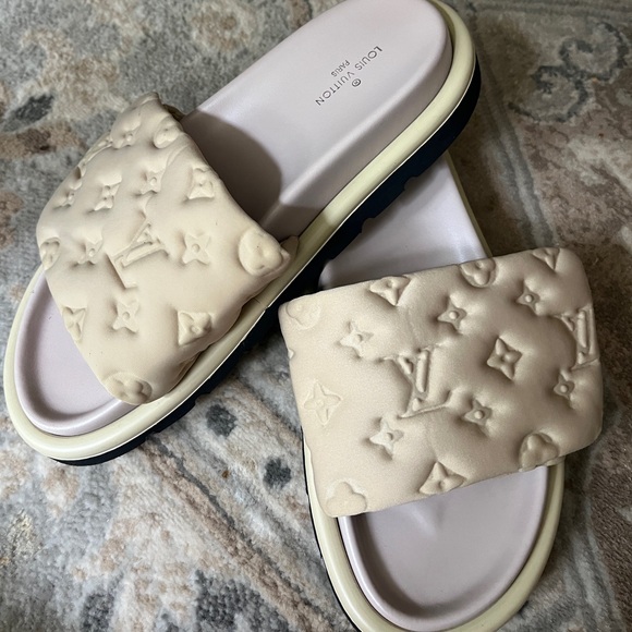 LV puff sandal size 38 New Cannot authenticate bought at consignment shop - Picture 3 of 4